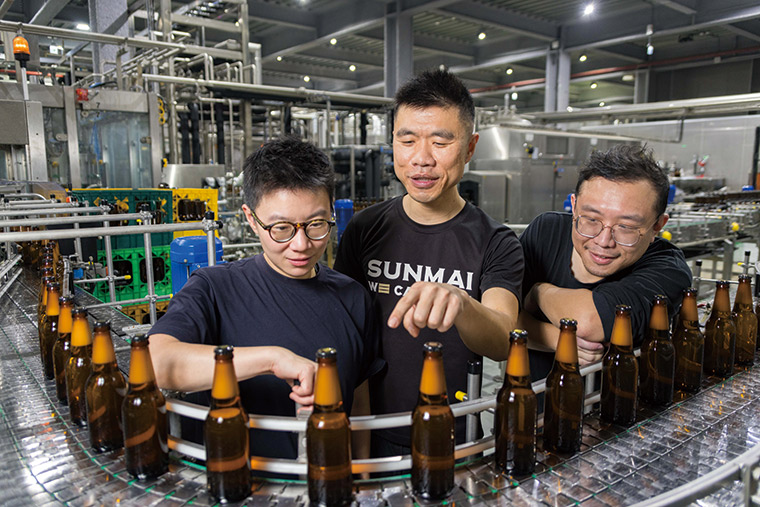 「SUNMAI金色三麥」的釀酒團隊，包括廠長詹于慧（左起）、釀造課長吳俊宏及成品副課長袁振邦等人，讓酒款風味多變有趣。