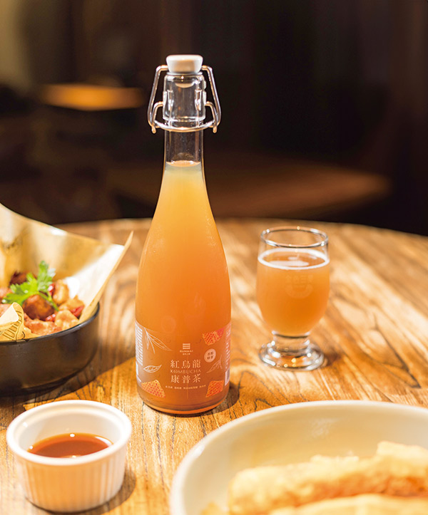 以獨家康普茶菌發酵的「金色三麥紅烏龍康普茶」蜜香酸甜，開拓無酒精飲品市場。