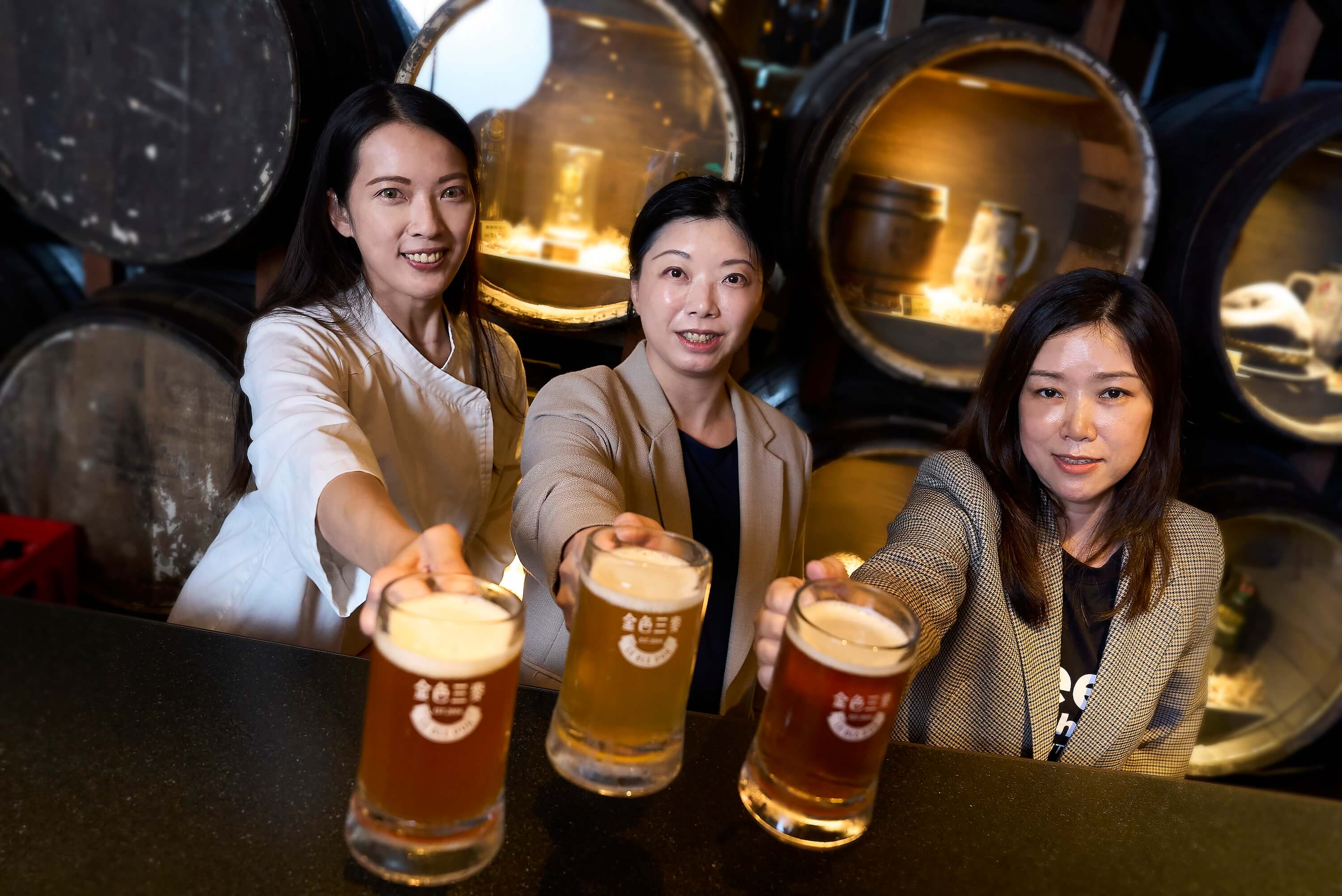 由左至右：金色三麥員工吳佳娟、副總經理陳秀美、員工張雷。（攝／曾瀅倫）