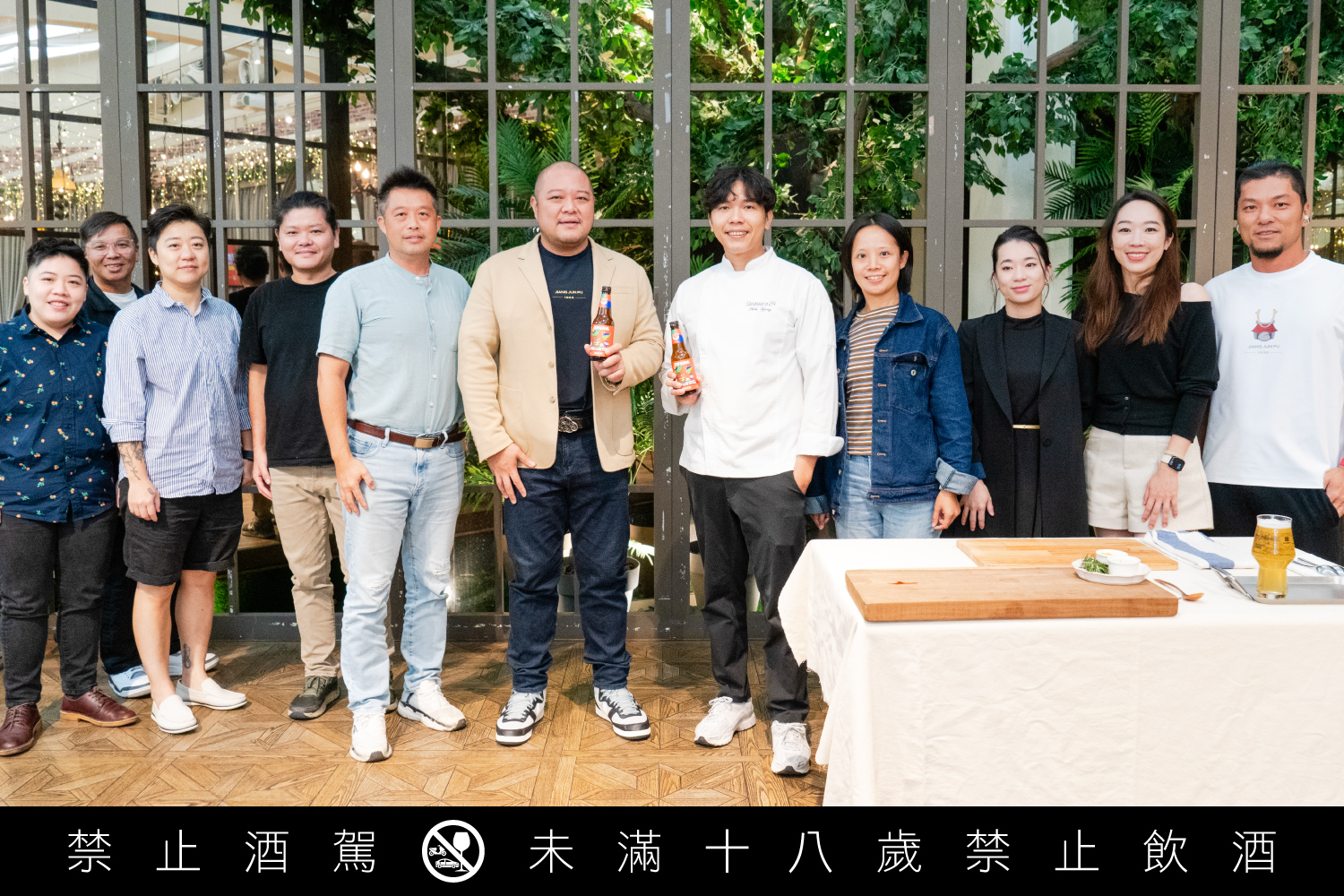 金色三麥董事長葉冠廷、Sinasera24主廚楊柏偉與「花東開動吧」花東串連店家代表合影